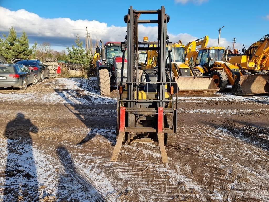 CAT DP 25 N شاحنات الديزل