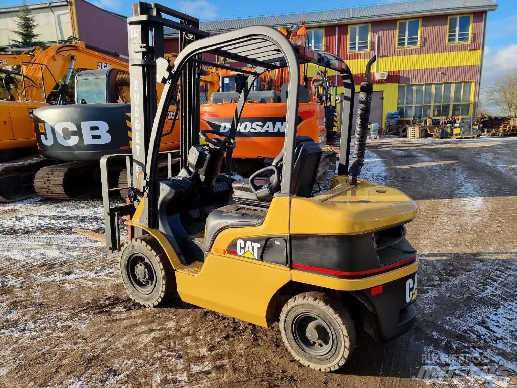 CAT DP 25 N شاحنات الديزل