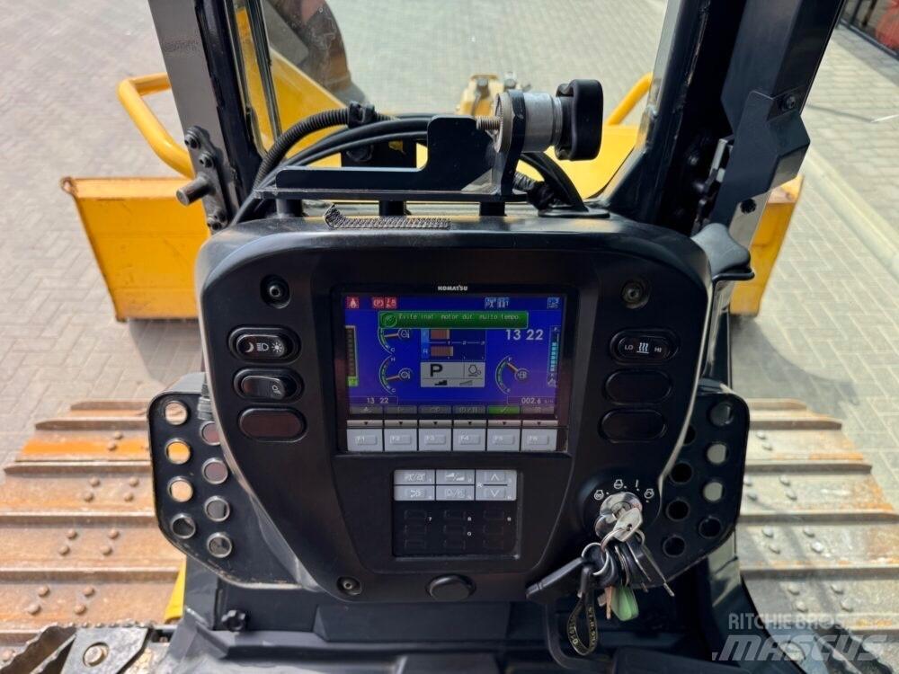 Komatsu D37PXi-24 بلدوزرات مجنزرة