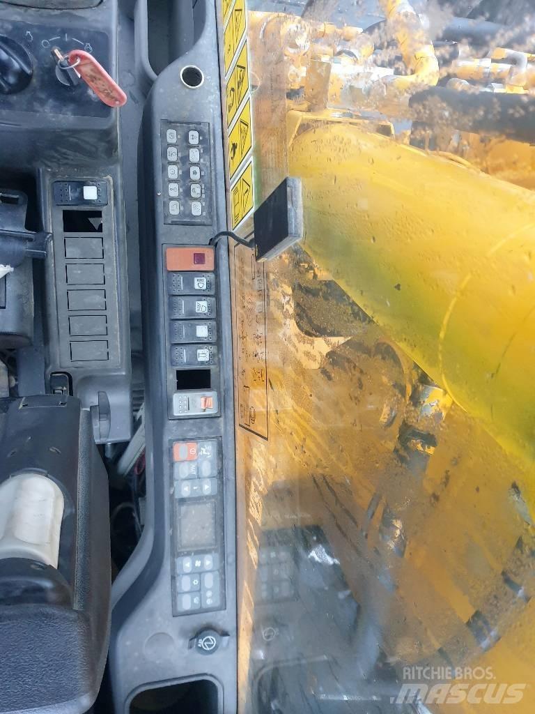 CAT M 316 D حفارات بعجل