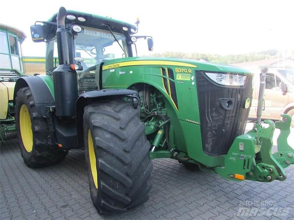 John Deere 8370R الجرارات