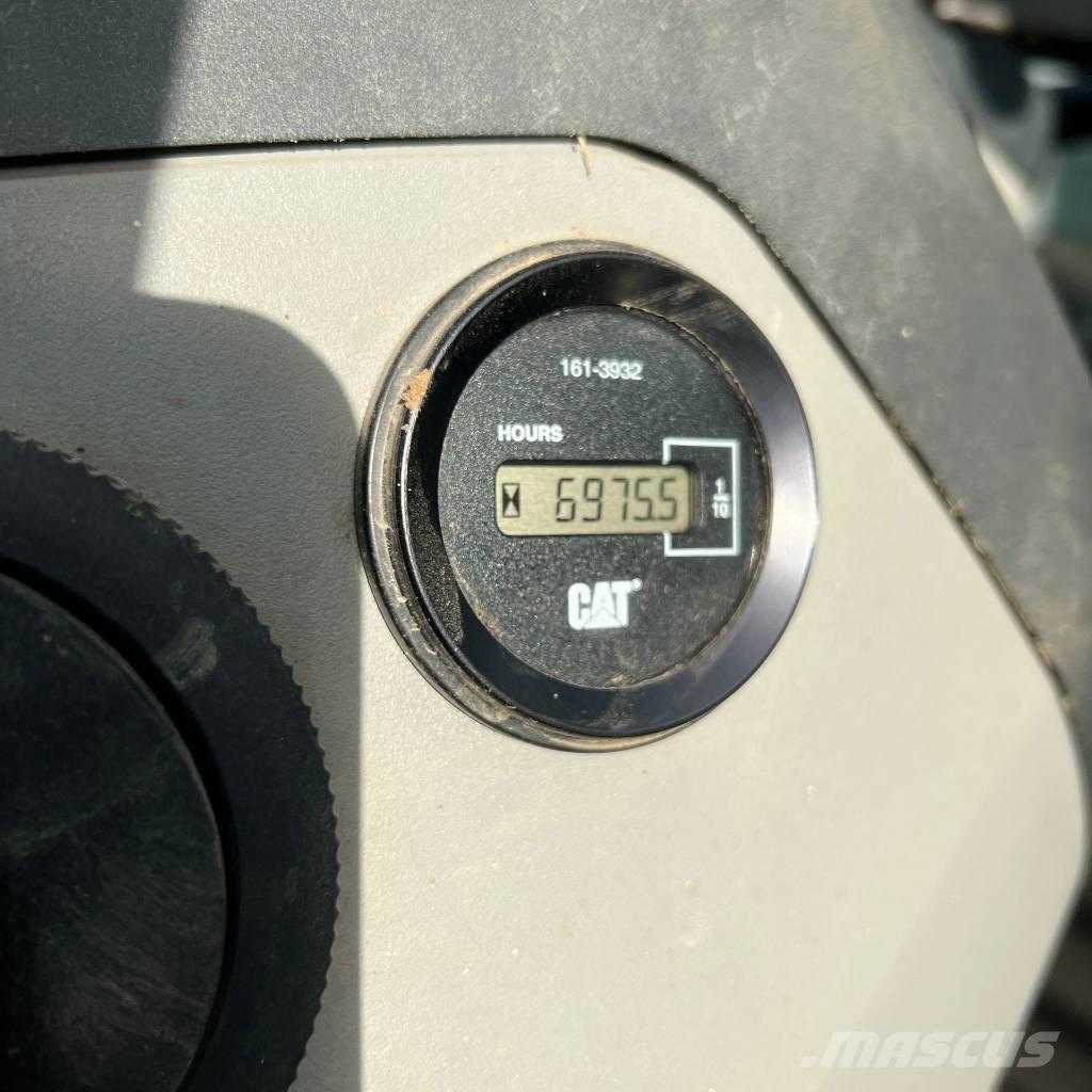 CAT 444 E لوادر ذات جرافات عكسية