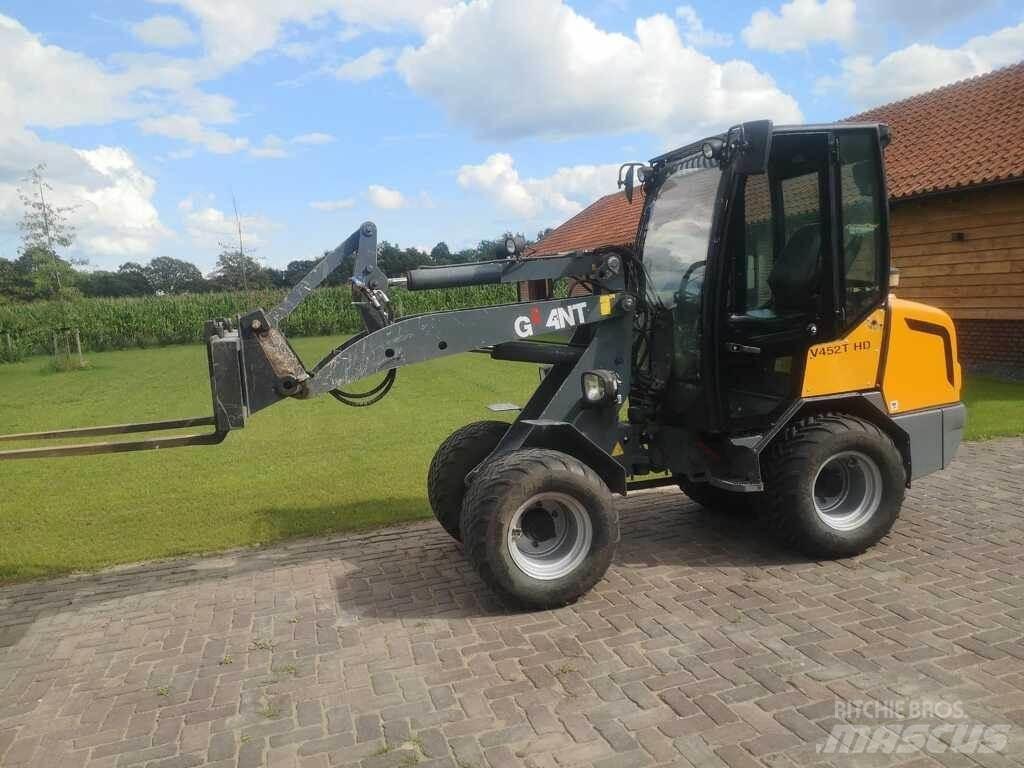GiANT V 452 T HD لوادر بعجل