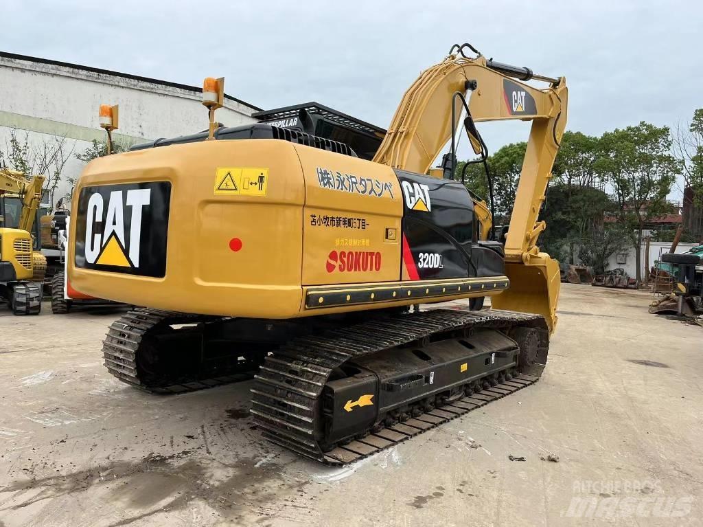 CAT 320 D حفارات زحافة