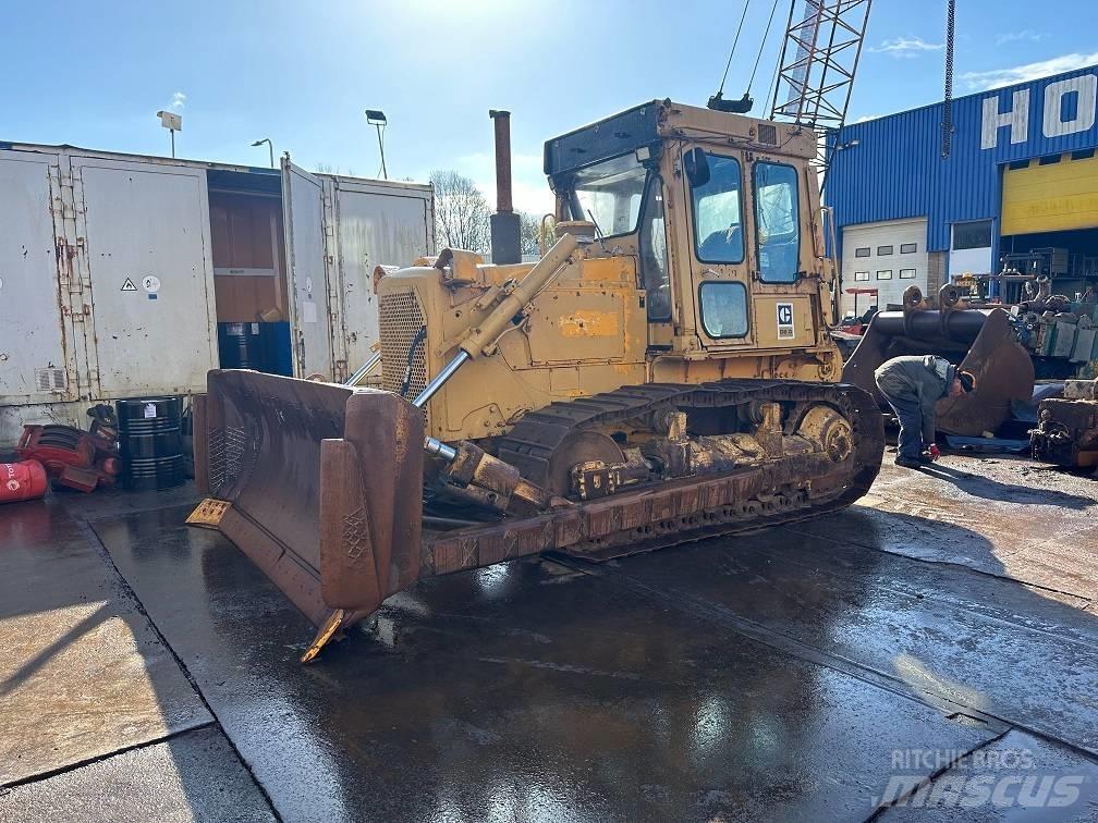 CAT D6D with winch بلدوزرات مجنزرة