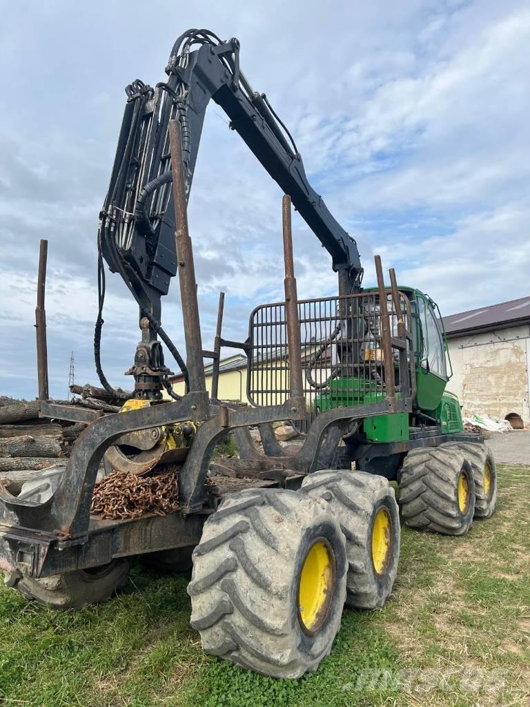 John Deere 810 E شاحنات