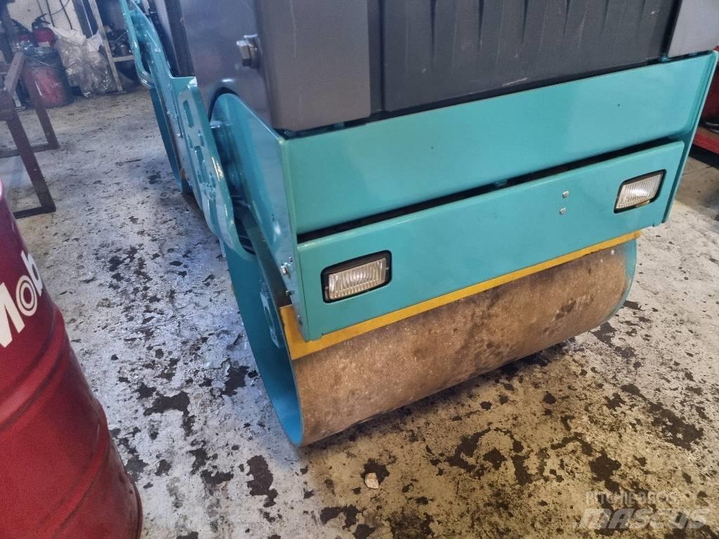 Bomag BW 100 AD-4 مداحل ثنائية الاسطوانة