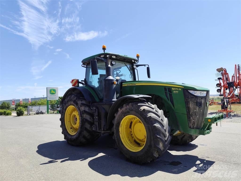 John Deere 8370R الجرارات