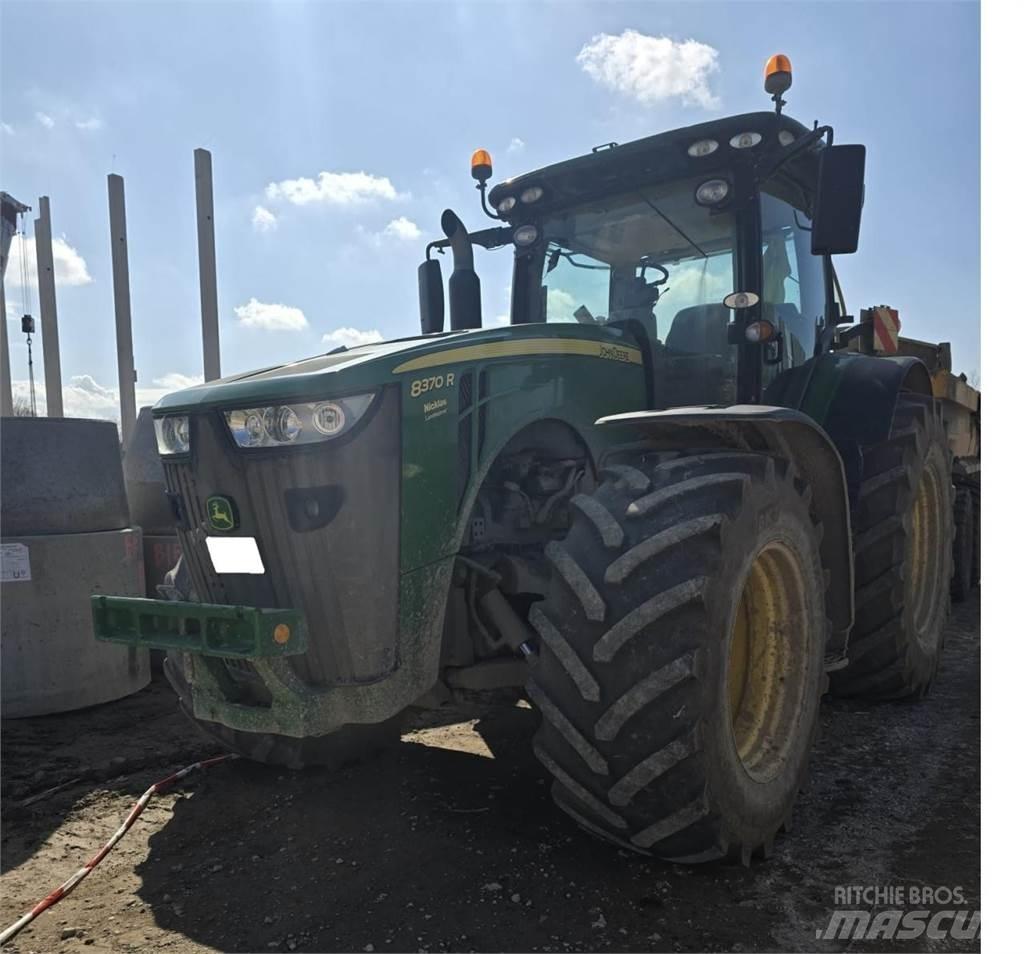 John Deere 8370R الجرارات