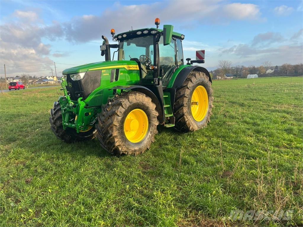 John Deere 6R215 الجرارات