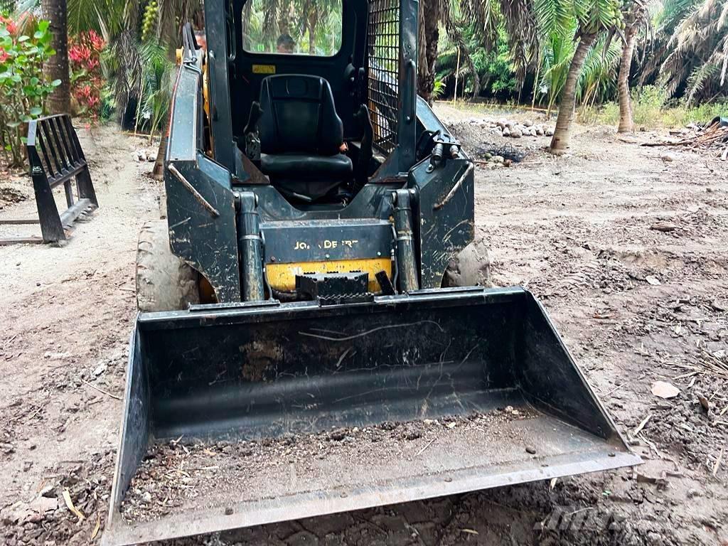 John Deere 312 لوادر انزلاقية التوجيه