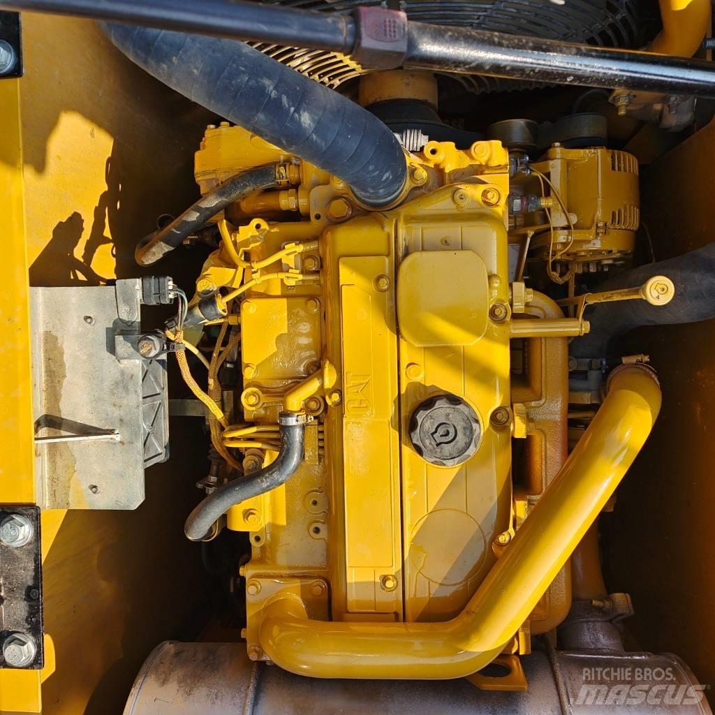 CAT 313 D حفارات زحافة