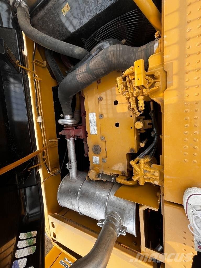 CAT 320 D حفارات زحافة