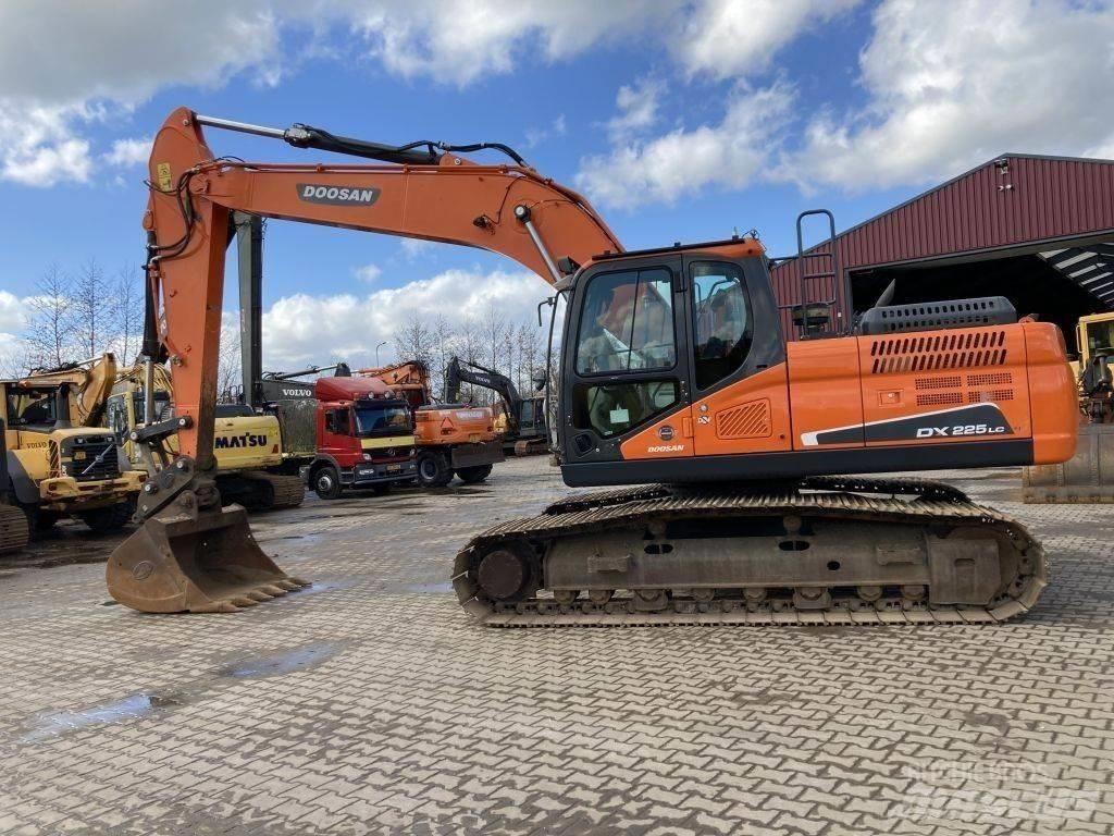 Doosan dx225 حفارات زحافة