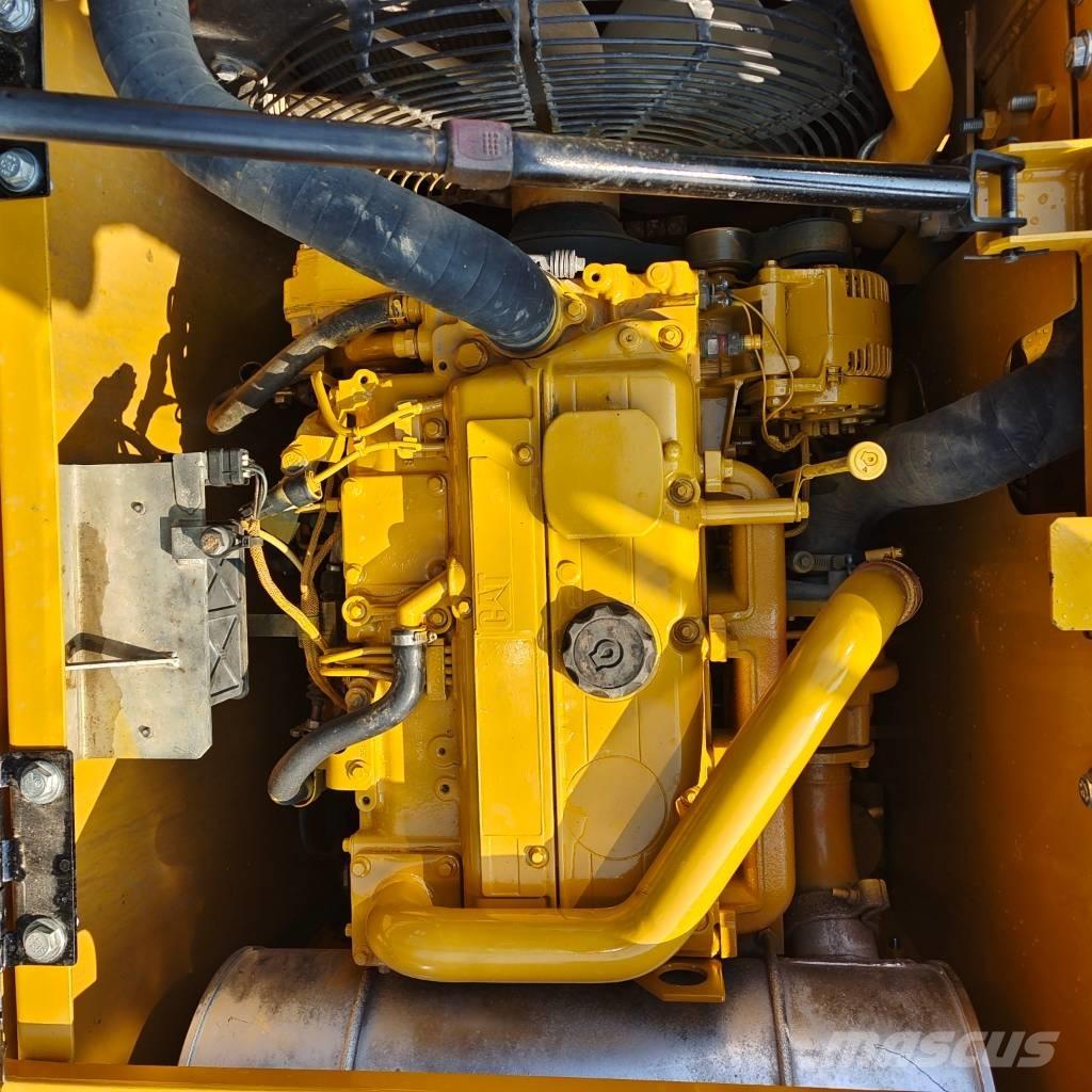 CAT 313 D حفارات زحافة