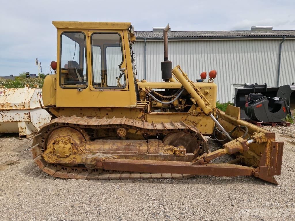 CAT D 4 D بلدوزرات مجنزرة