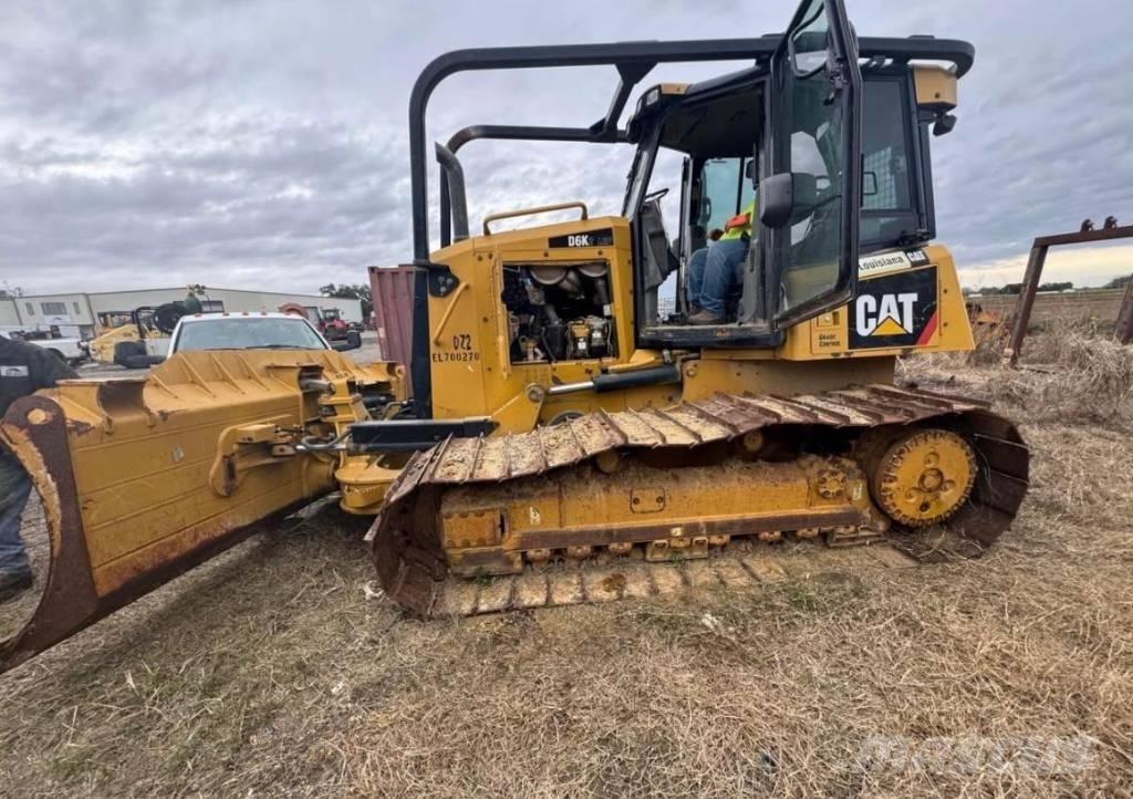 CAT D 6 M بلدوزرات مجنزرة