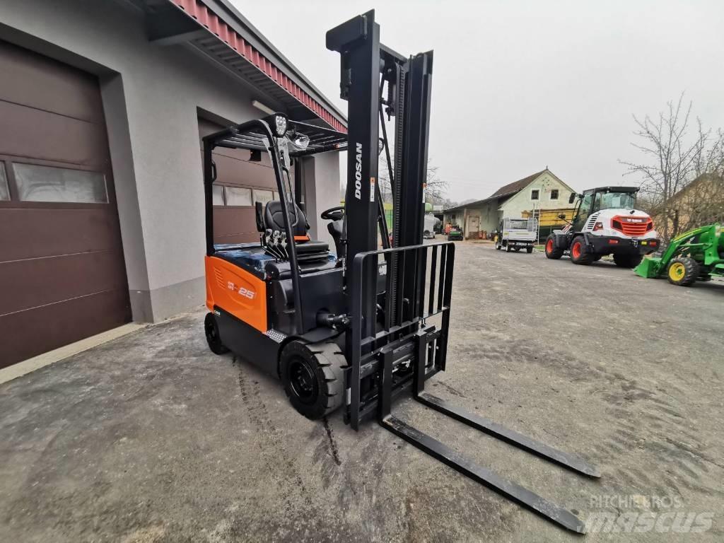 Doosan B25S-7 شاحنات ذات رافعات شوكية تعمل بالكهرباء