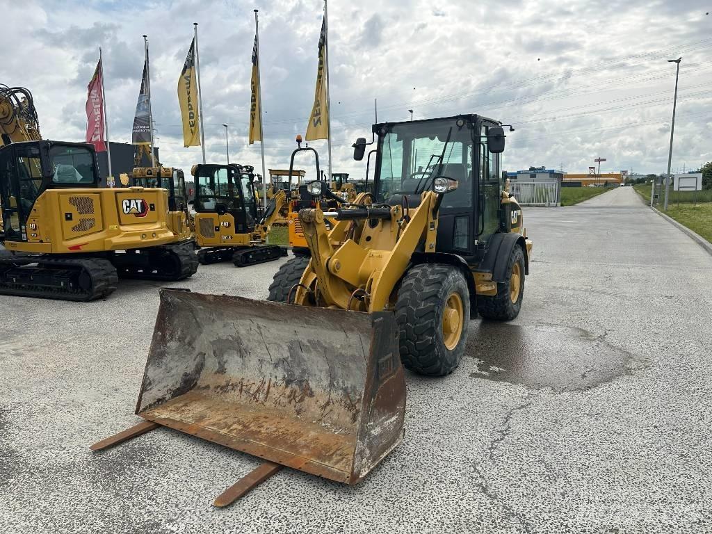 CAT 906 لوادر بعجل
