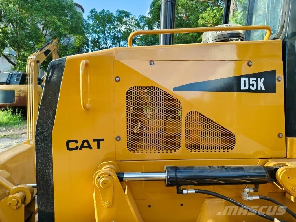 CAT D 5 K بلدوزرات مجنزرة