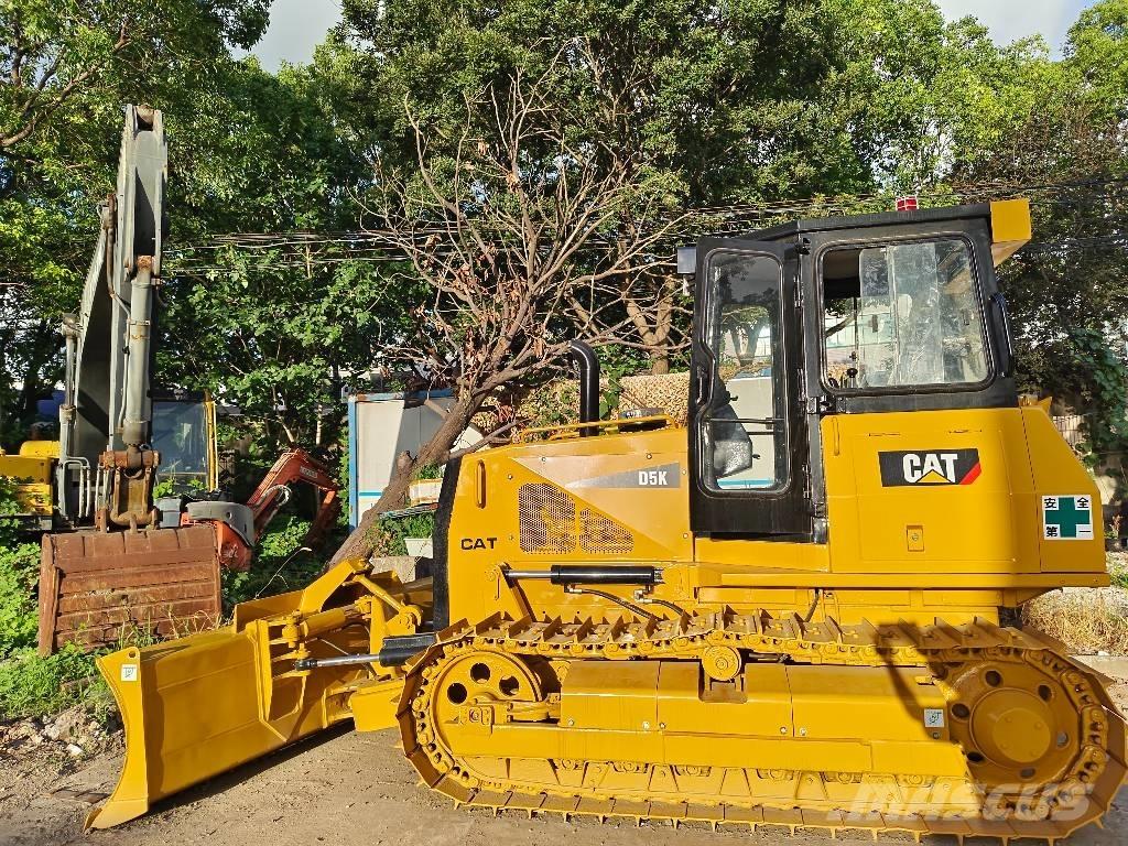 CAT D 5 K بلدوزرات مجنزرة