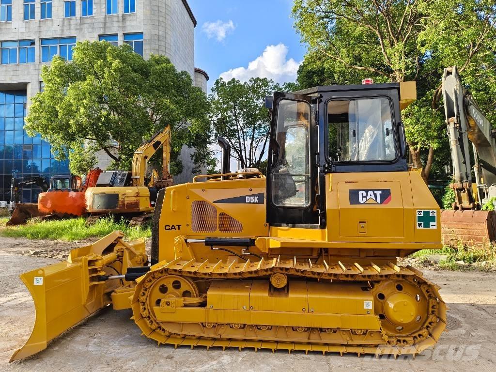 CAT D 5 K بلدوزرات مجنزرة