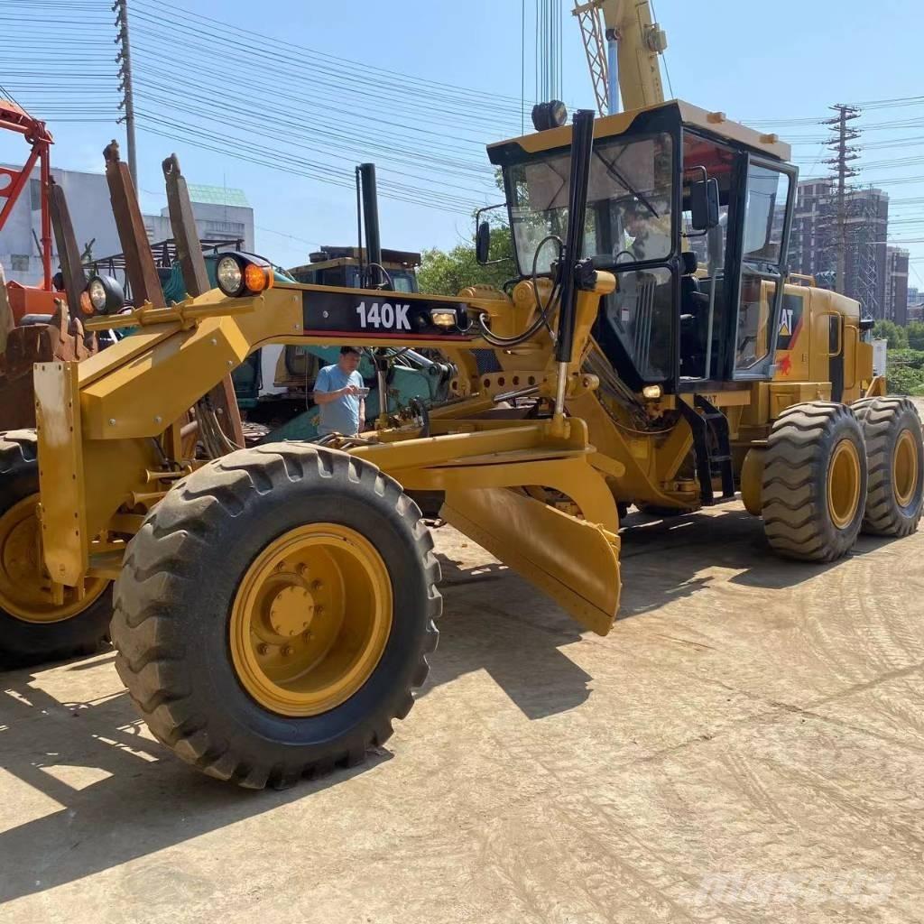CAT 140 K معدات تمهيد الطرق