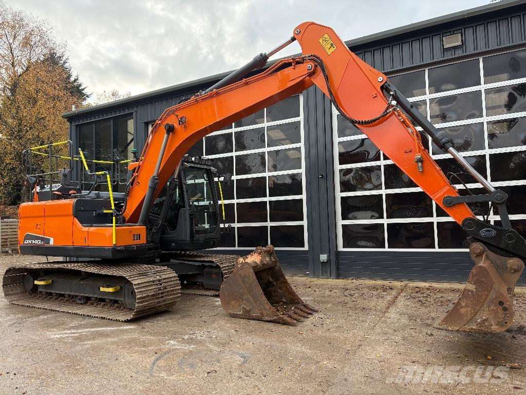 Doosan DX 140 LC حفارات زحافة