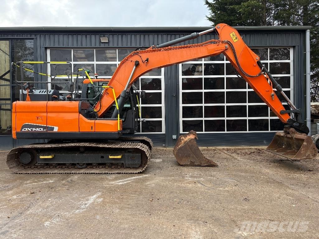 Doosan DX 140 LC حفارات زحافة