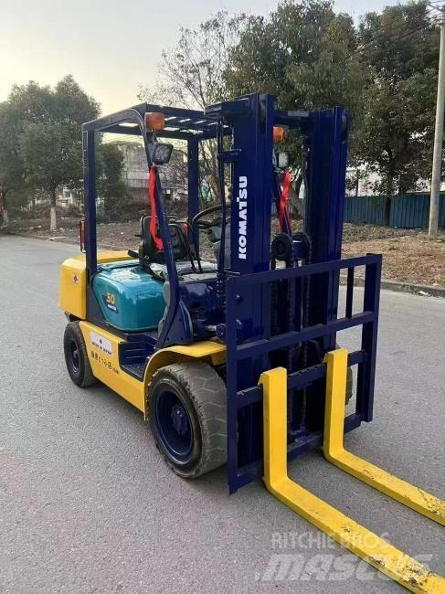 Komatsu FD 30 T-14 شاحنات الديزل