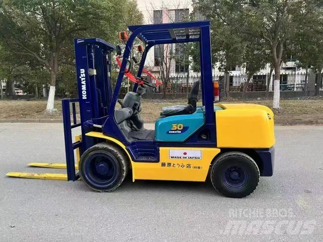 Komatsu FD 30 T-14 شاحنات الديزل