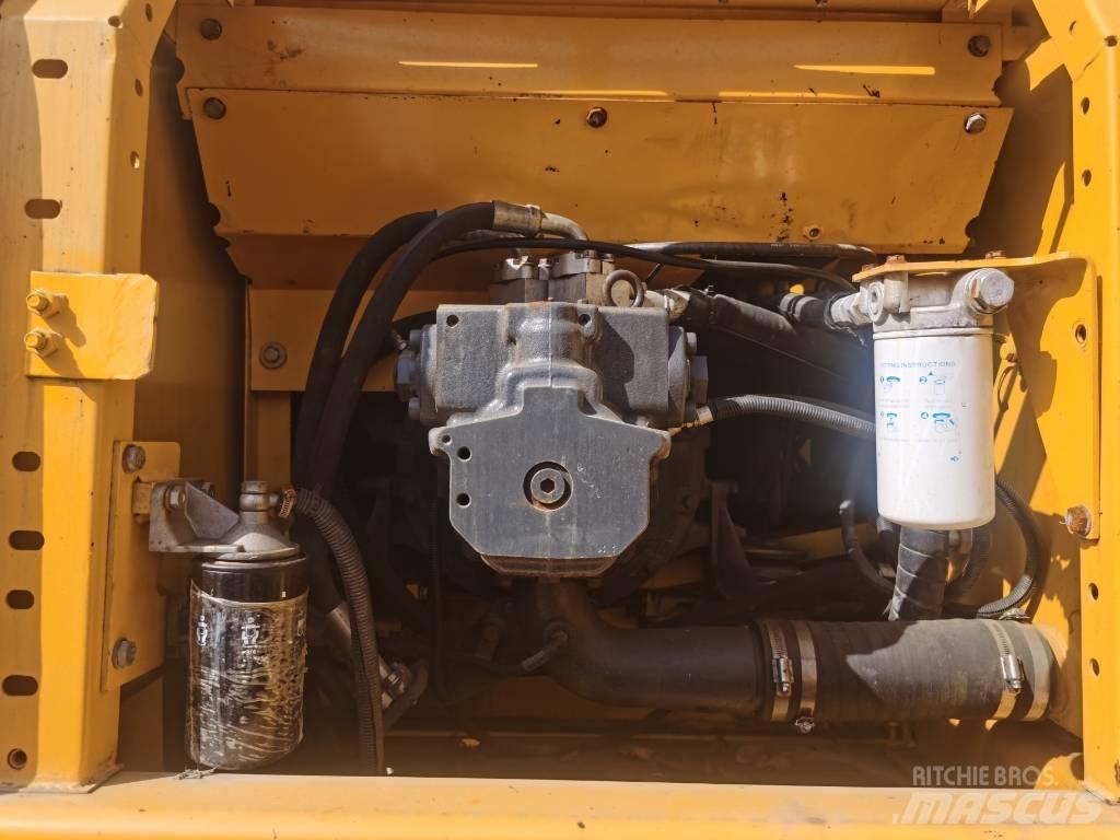 Komatsu PC 220-7 حفارات زحافة