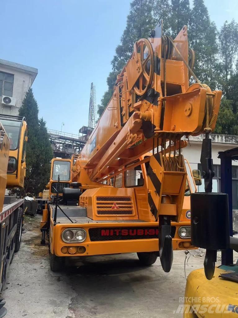 Kato KA 300 E رافعات الطرق الوعرة