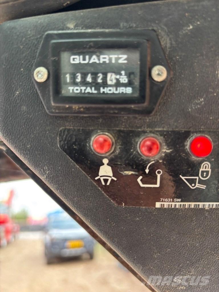 Bobcat S 70 لوادر انزلاقية التوجيه