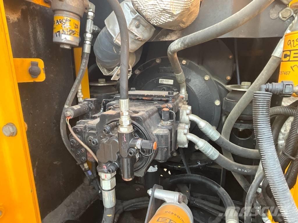 JCB JS 130 LC 4F حفارات زحافة