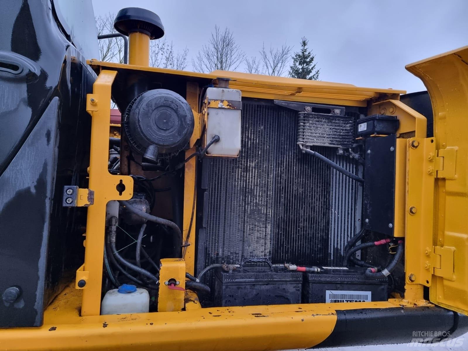 JCB JS 160 LC حفارات زحافة
