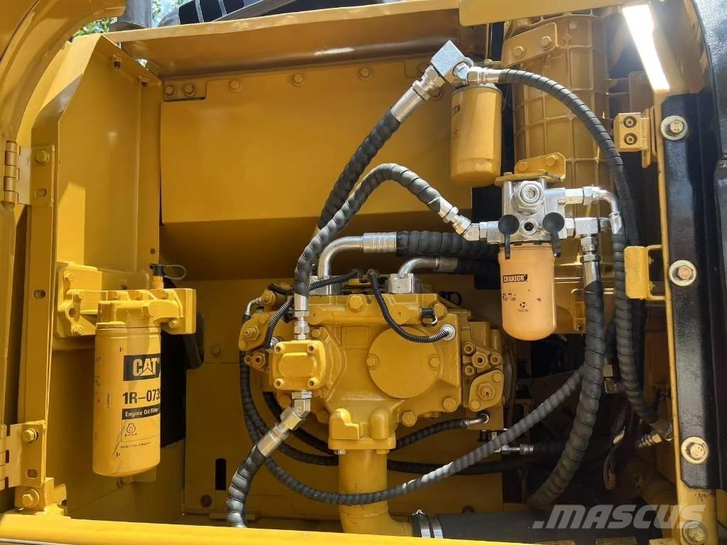 CAT 323 D L حفارات زحافة