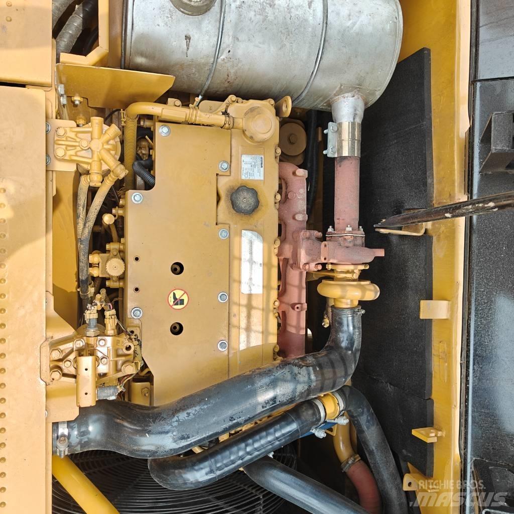 CAT 323 D L حفارات زحافة