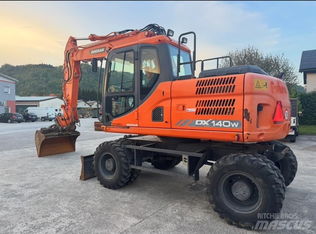 Doosan DX 140 W حفارات بعجل