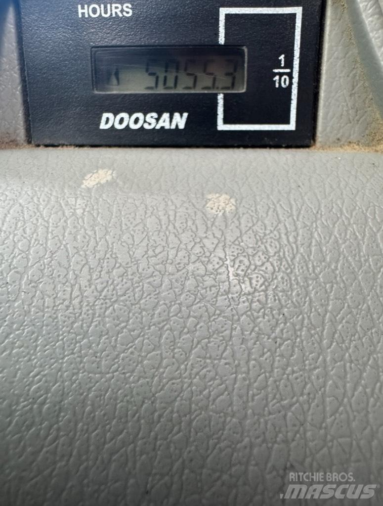 Doosan DX 140 W حفارات بعجل
