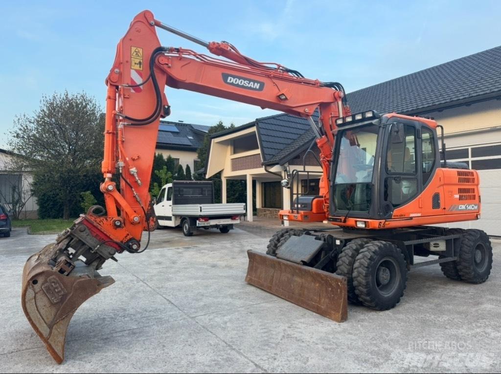Doosan DX 140 W حفارات بعجل