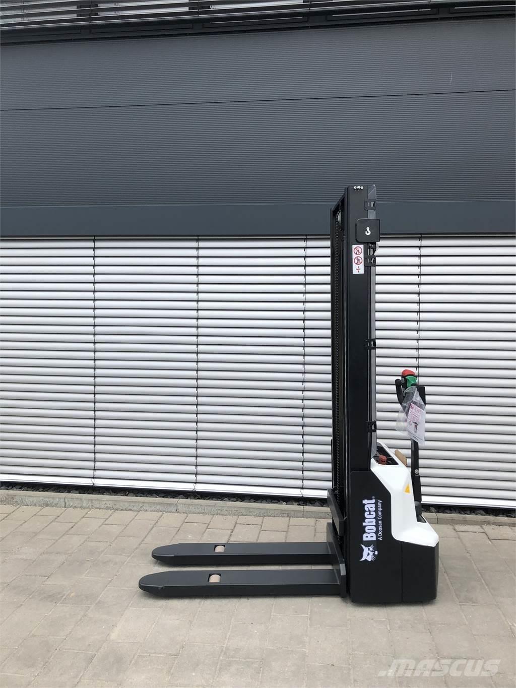 Bobcat LSM12N معدات التكديس الجوالة
