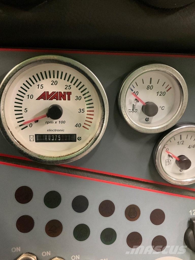 Avant 528 لوادر متعددة الأغراض