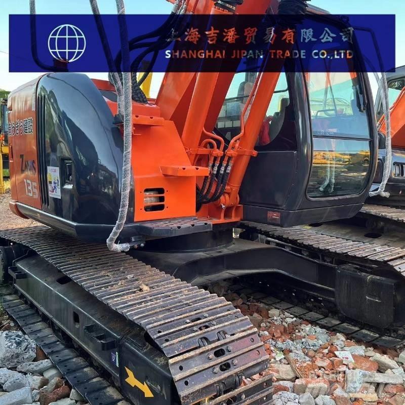 Hitachi ZX 135 حفارات زحافة