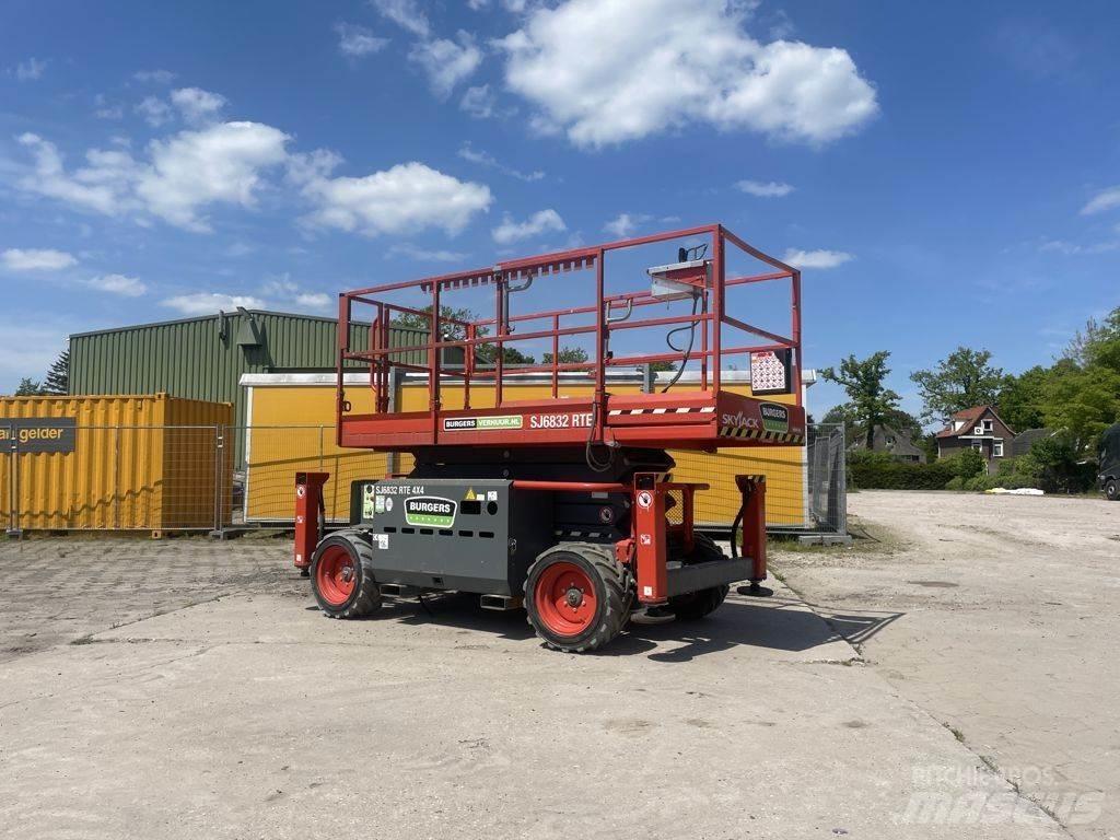 SkyJack SJ6832 RTE رافعات مقصية الشكل