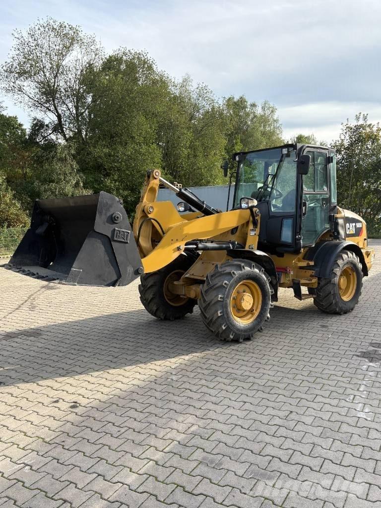 CAT 908M لوادر بعجل