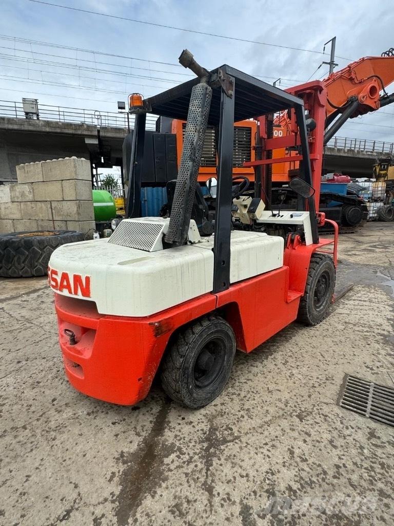 Nissan WF03A35U شاحنات الديزل