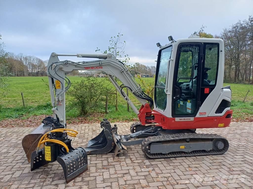 Takeuchi TB 225 حفارات صغيرة أقل من 7 طن (حفارات صغيرة)
