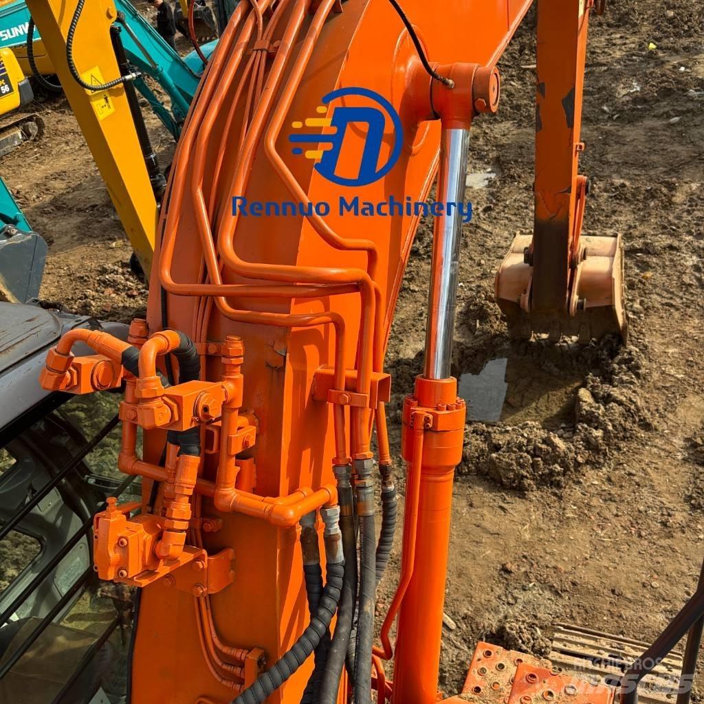 Hitachi ZX 135 US حفارات زحافة