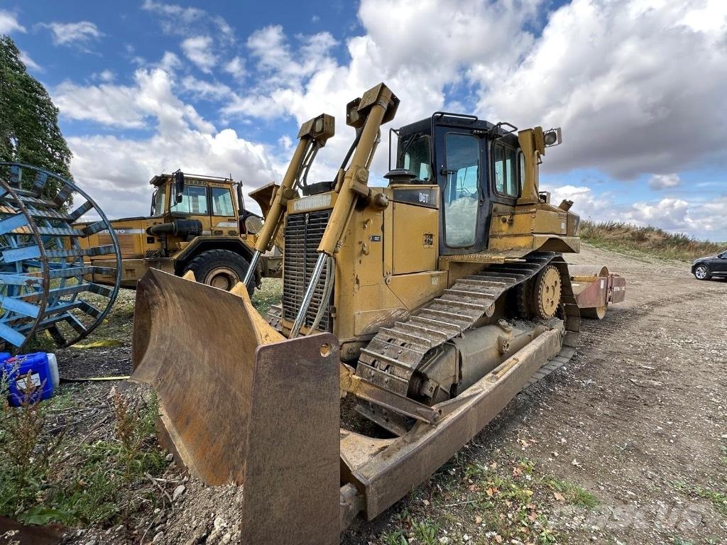 CAT D 6 T XL بلدوزرات مجنزرة